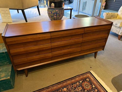 Midcentury Modern Dresser c1960s 9 Drawers - $1095